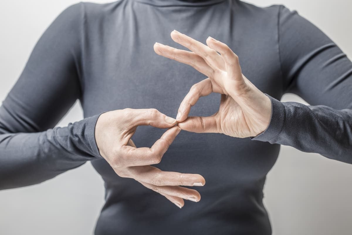 Personne s'exprimant en langue des signes