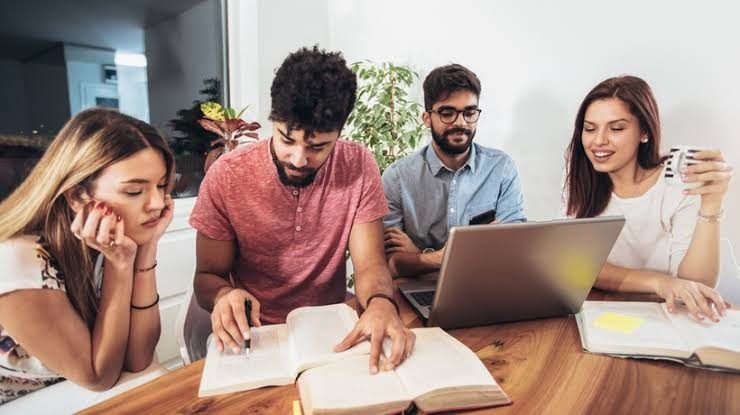 Groupe d'apprenants étudiant ensemble