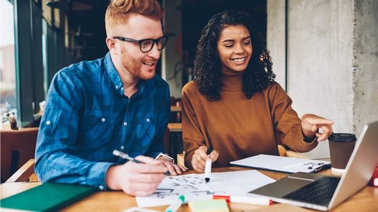 Formateur accompagnant un apprenant
